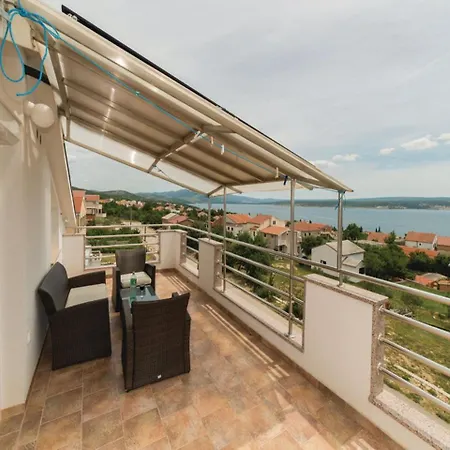 Spacious In Maslenica With Swimming Pool 빌라 야세니스
