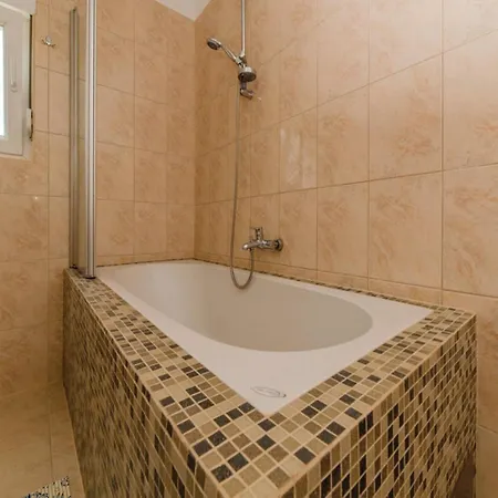 빌라 Spacious In Maslenica With Swimming Pool