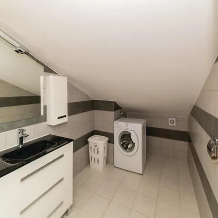 Spacious In Maslenica With Swimming Pool 야세니스