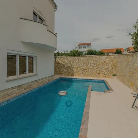 Spacious In Maslenica With Swimming Pool Ясенице