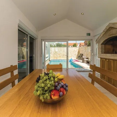 Spacious In Maslenica With Swimming Pool Ясенице
