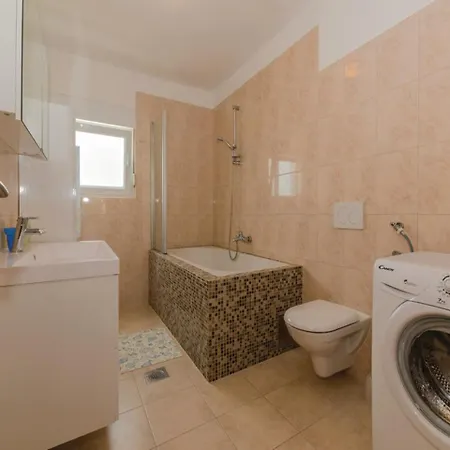 Вилла Spacious In Maslenica With Swimming Pool Ясенице