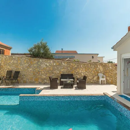Вилла Spacious In Maslenica With Swimming Pool Ясенице