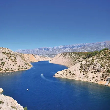 Spacious In Maslenica With Swimming Pool *