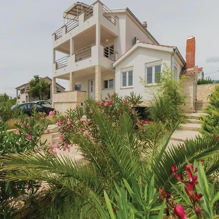 Spacious In Maslenica With Swimming Pool 빌라 야세니스