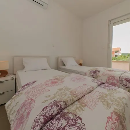 빌라 Spacious In Maslenica With Swimming Pool *