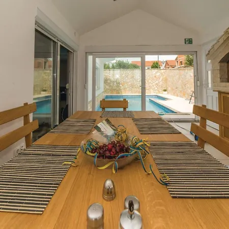 Spacious In Maslenica With Swimming Pool * 야세니스