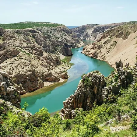 Spacious In Maslenica With Swimming Pool Ясенице