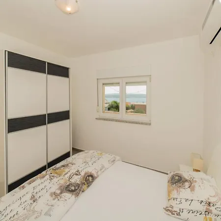 Spacious In Maslenica With Swimming Pool 빌라