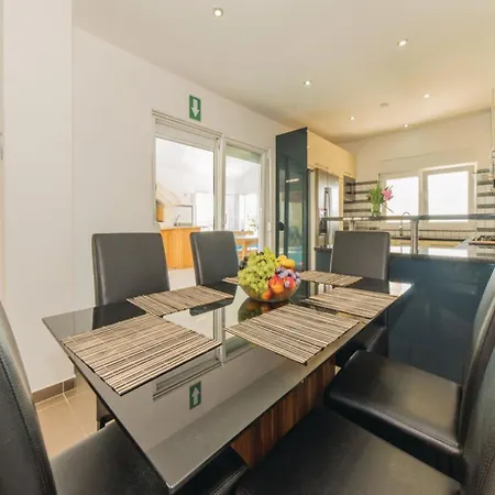 Вилла Spacious In Maslenica With Swimming Pool Ясенице