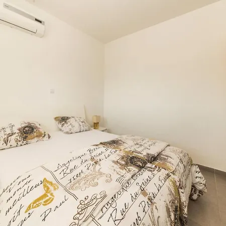Spacious In Maslenica With Swimming Pool 빌라 *