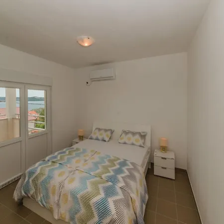 Spacious In Maslenica With Swimming Pool Ясенице