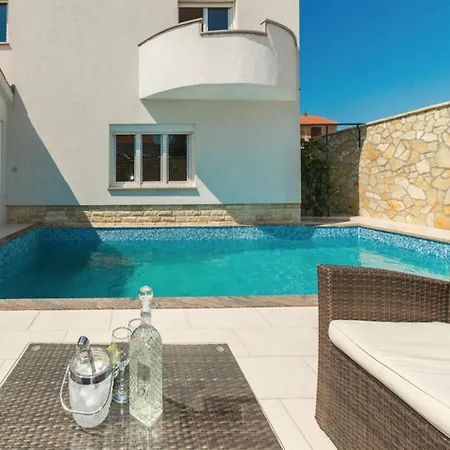 빌라 Spacious In Maslenica With Swimming Pool 야세니스