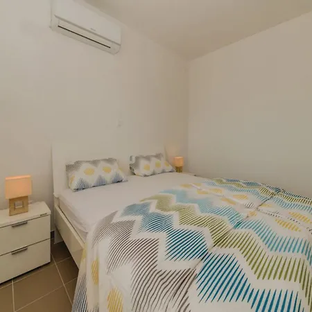 빌라 Spacious In Maslenica With Swimming Pool