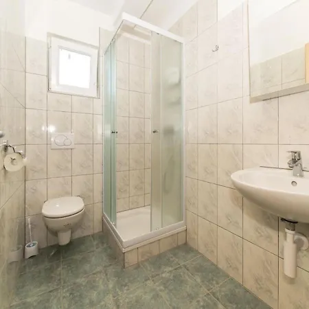 Spacious In Maslenica With Swimming Pool 야세니스